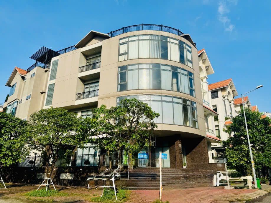 Góc 2 mặt tiền Nguyễn Tri Phương, Quận 10 192m² giá 105 triệu - Vị trí đắc địa cho kinh doanh!