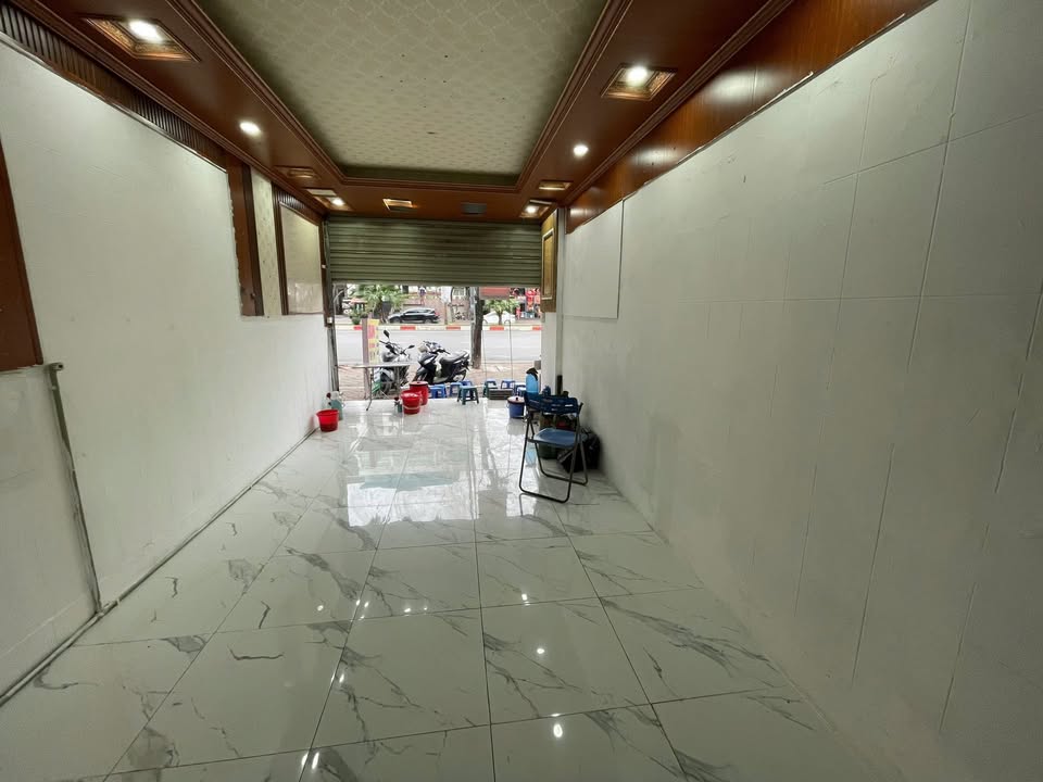 Cửa hàng mặt phố Hoàng Quốc Việt 30m² giá 15 triệu - Mặt tiền kinh doanh lý tưởng!