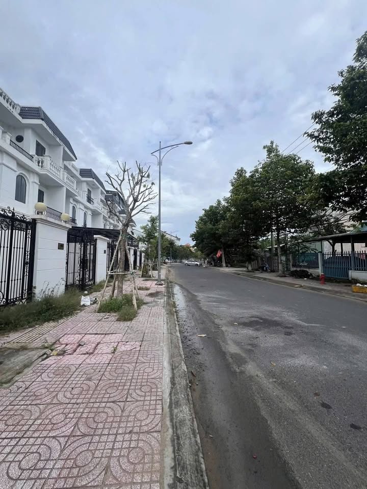 Nhà bán 39K Đường D8, Phường Long Châu, Vĩnh Long 138m² giá 5.2 tỷ - Vị trí đắc địa khu hành chính