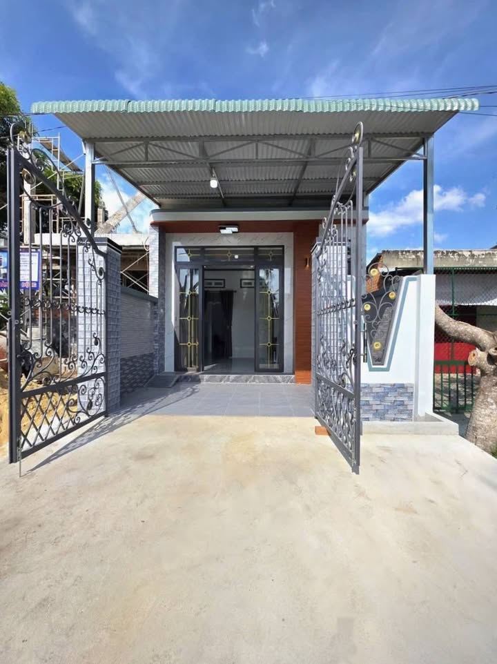 Nhà mới Hòa Thành 90m² giá 1.086 tỷ - Vị trí đẹp, thổ cư 100%!