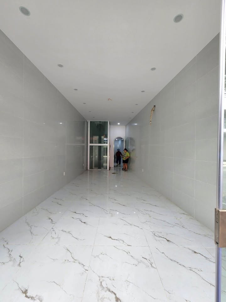 Cho thuê nhà 5 tầng mặt tiền đường Hoàng Diệu - Thiết kế hiện đại, thang máy tiện lợi!