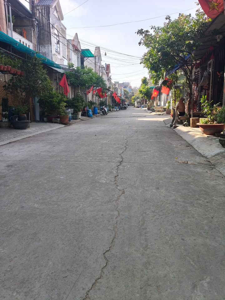 Bán lô đất Tân Bình, Dĩ An 92m² giá 3.39 tỷ - Sổ đỏ chính chủ, vị trí đẹp gần chợ đêm!