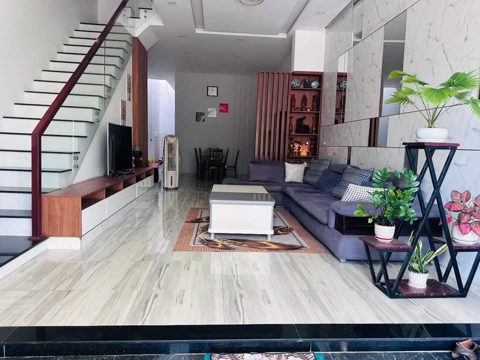 Nhà 3 tầng mặt tiền Phạm Ngọc Thạch, 97.2m² giá 5.5 tỷ - Thiết kế hiện đại đẹp mắt!