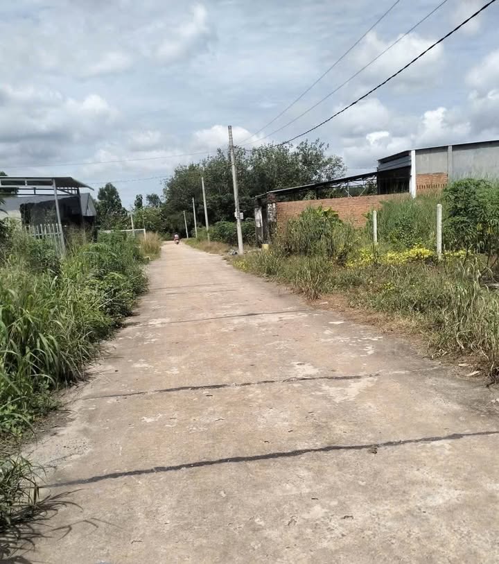 Đất nền mặt tiền đường Nguyễn Công Hoan, Hưng Long, 200m² - Giá chỉ 500 triệu!