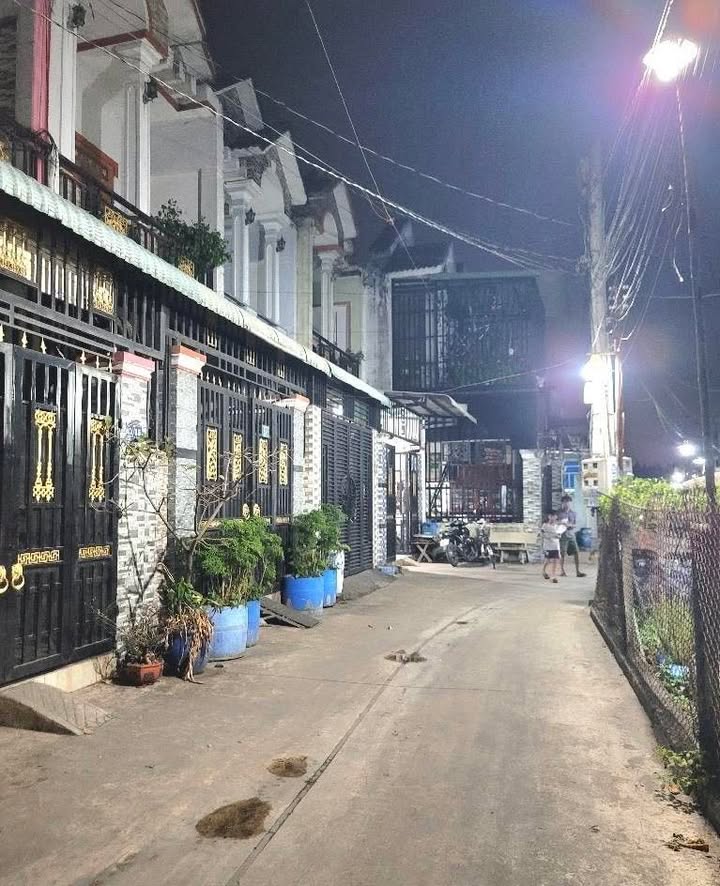 Nhà phố Dĩ An 79m² giá 4.5 tỷ - Vị trí đắc địa, thuận tiện giao thông!