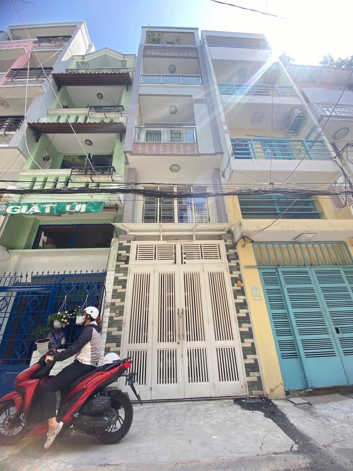 Nhà riêng Nguyễn Thiện Thuật, Quận 3, 32m² giá 8.9 tỷ - Hẻm xe hơi rộng rãi!