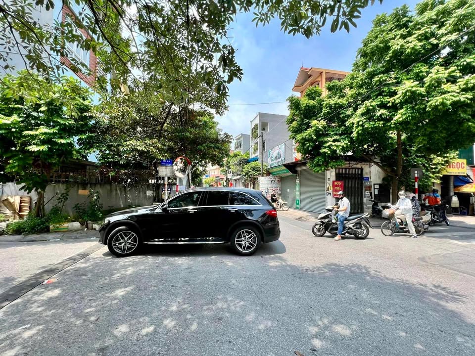 Bán đất Giang Biên 50m² giá 4.1 tỷ - Khu vực phân lô ô bàn cờ, kinh doanh tốt!