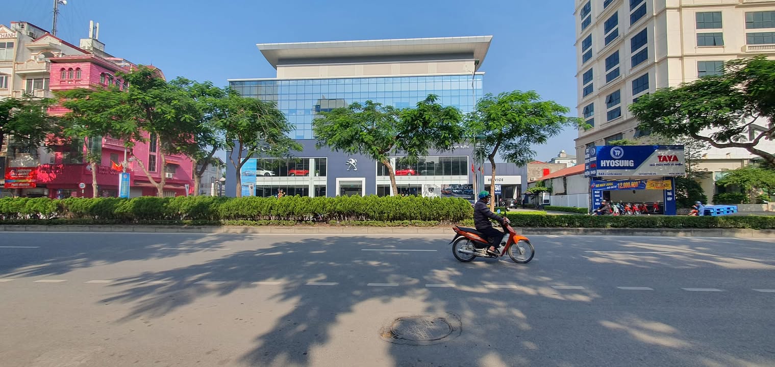 Nhà phố Nguyễn Văn Cừ Long Biên 95m² giá 13 tỷ - Full nội thất sang trọng!