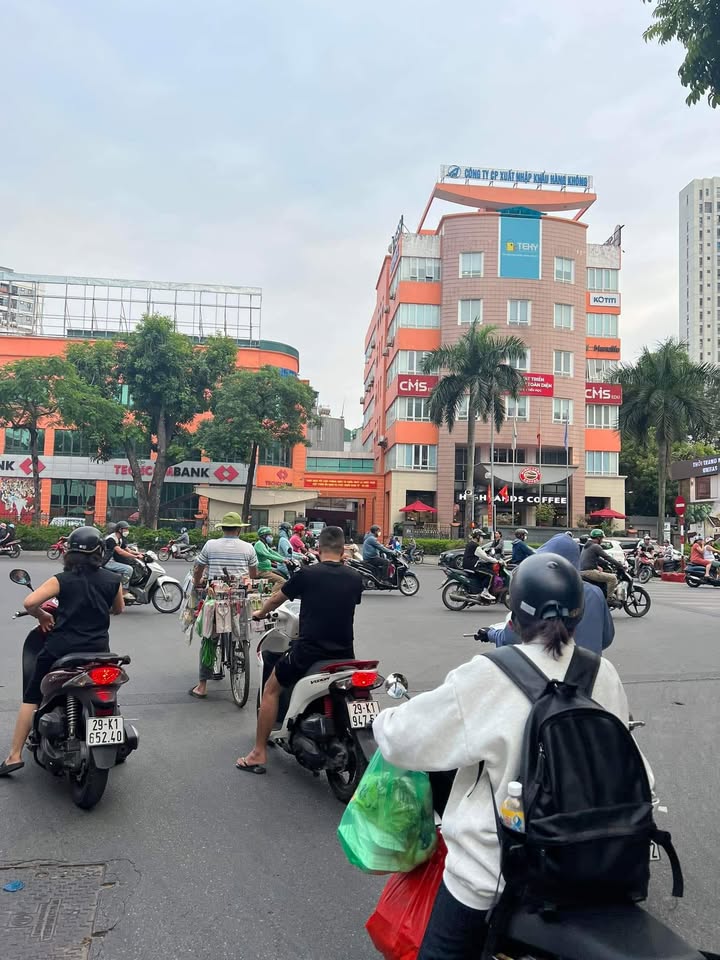 Nhà 5 Tầng Mặt Tiền 5.1m Quận Long Biên 86m² giá 11.5 tỷ - Thiết kế Sang Trọng, Đầy Đủ Nội Thất