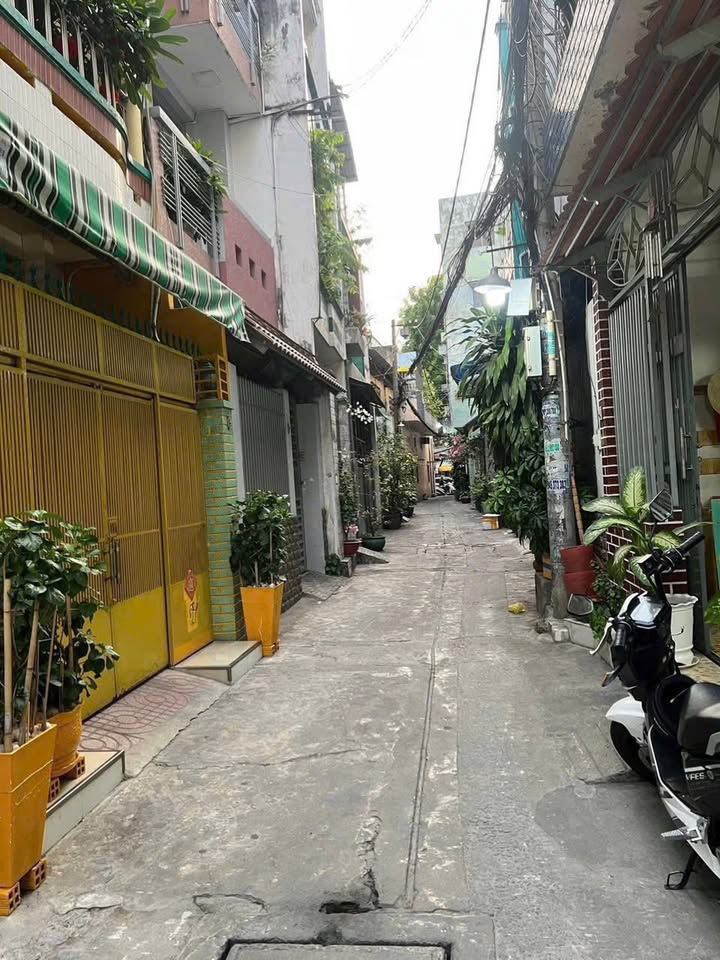 Nhà nát Lạc Long Quân Quận 11 70m² giá 8.1 tỷ - Cơ hội đầu tư hấp dẫn!