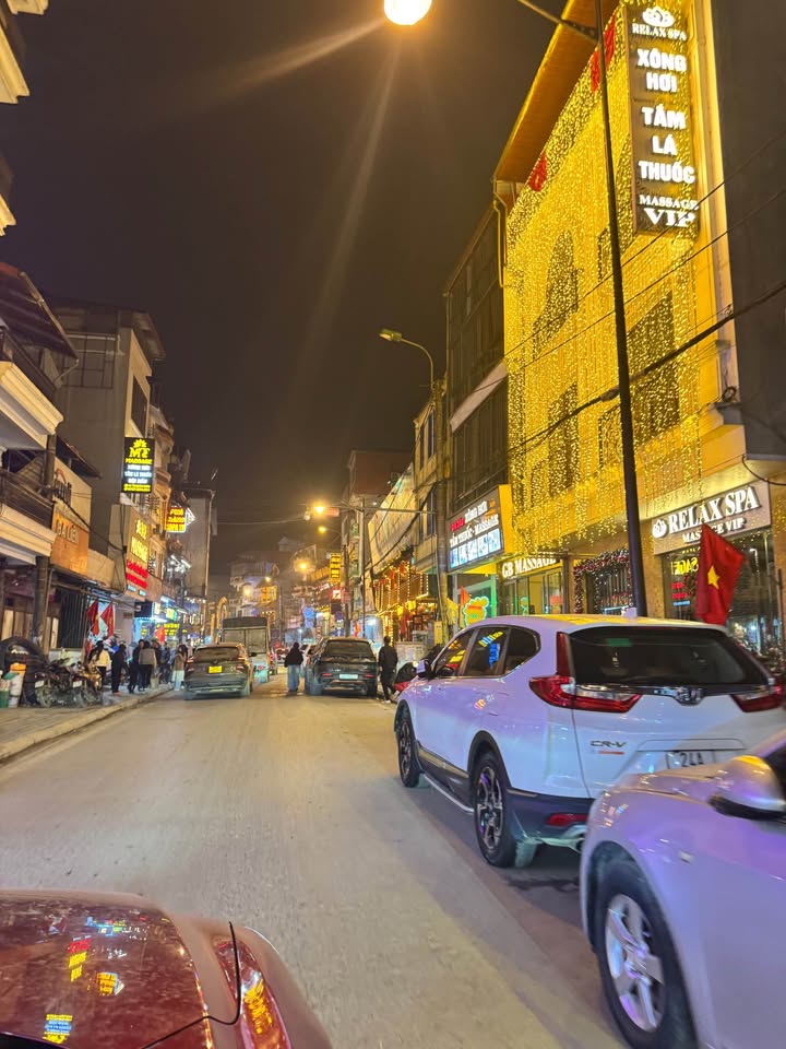 Nhà phố trung tâm Sa Pa 80m² giá 8 tỷ - Mặt tiền nở hậu, tiện ích xung quanh đầy đủ!