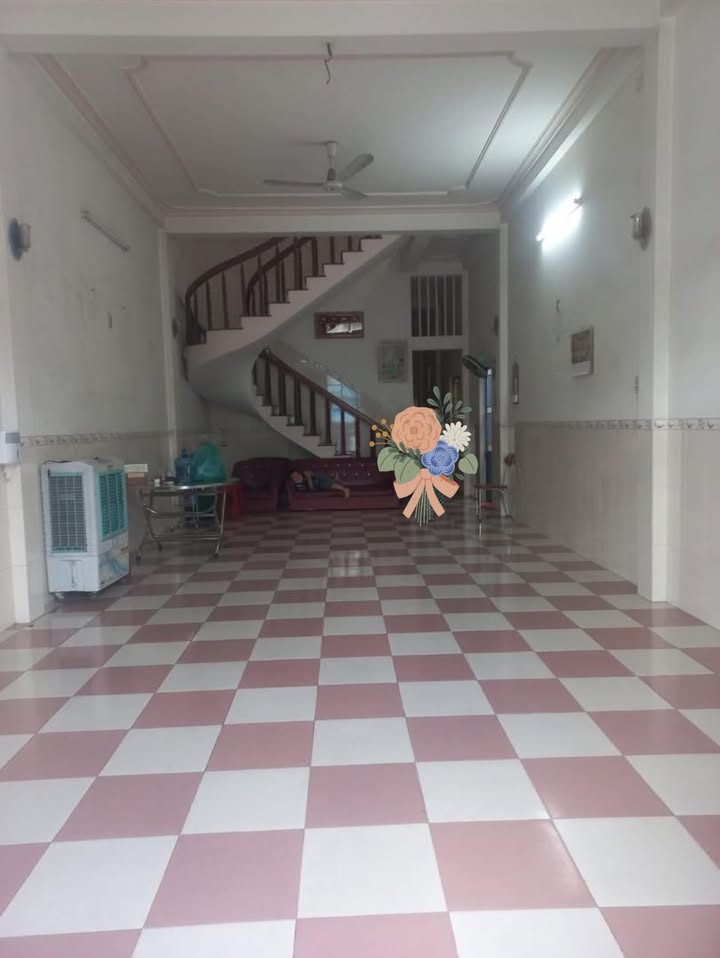 Cho thuê tầng trệt mặt tiền Trần Hưng Đạo 125m² giá 8 triệu - Không gian rộng rãi, thích hợp làm văn phòng!