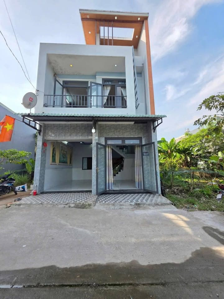 Nhà 1 trệt 1 lầu Dĩ An 61m² giá 2.95 tỷ - Chính chủ bán gấp!