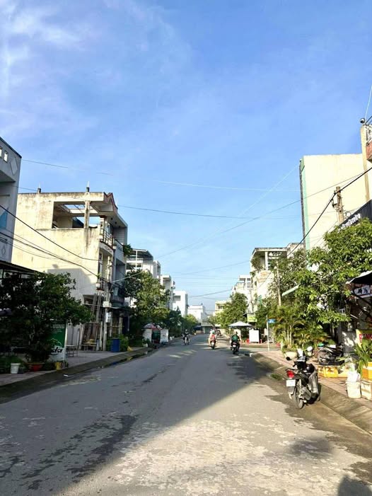 Nhà lầu mặt tiền Đs10, Thị Trấn Bến Lức, 76m² giá 4.8 tỷ - Cơ hội đầu tư sinh lời!