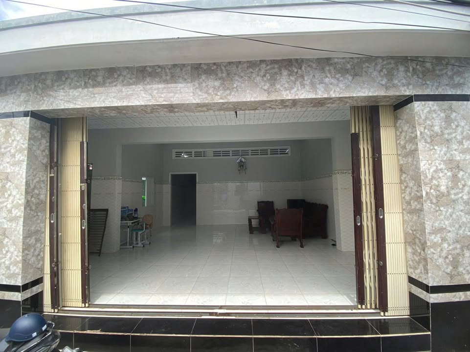 Nhà phố đường Nguyễn Trung Trực, Rạch Giá 87m² giá 1 tỷ - Vị trí thuận lợi gần trường học!