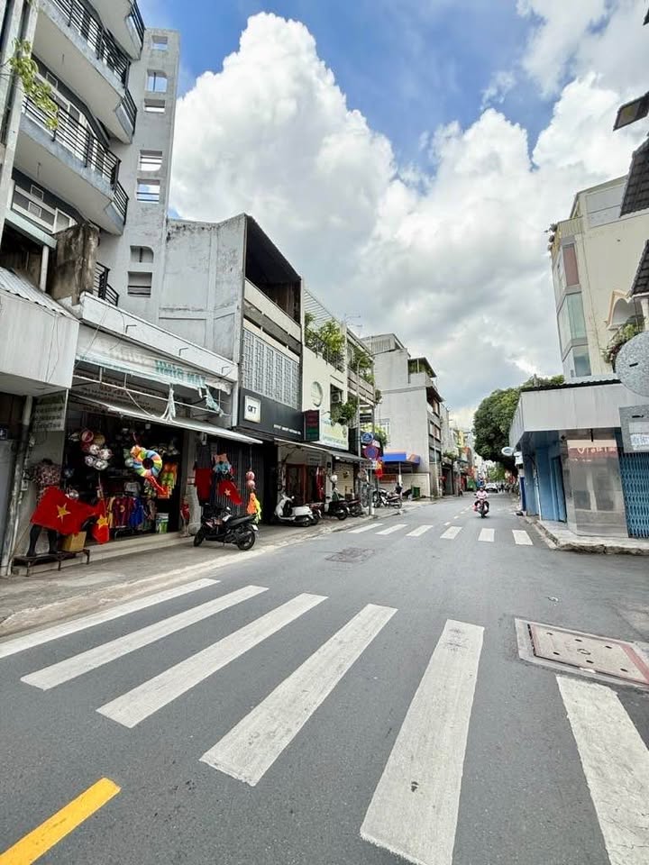 Nhà mặt tiền quận Phú Nhuận 75m² giá 15.6 tỷ - Tiềm năng kinh doanh lớn!