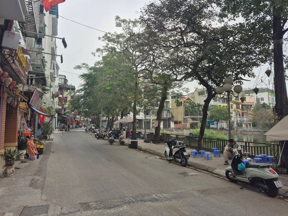 Nhà phố Bồ Đề Long Biên 30m² giá 13.5 tỷ - Mặt phố kinh doanh sầm uất!