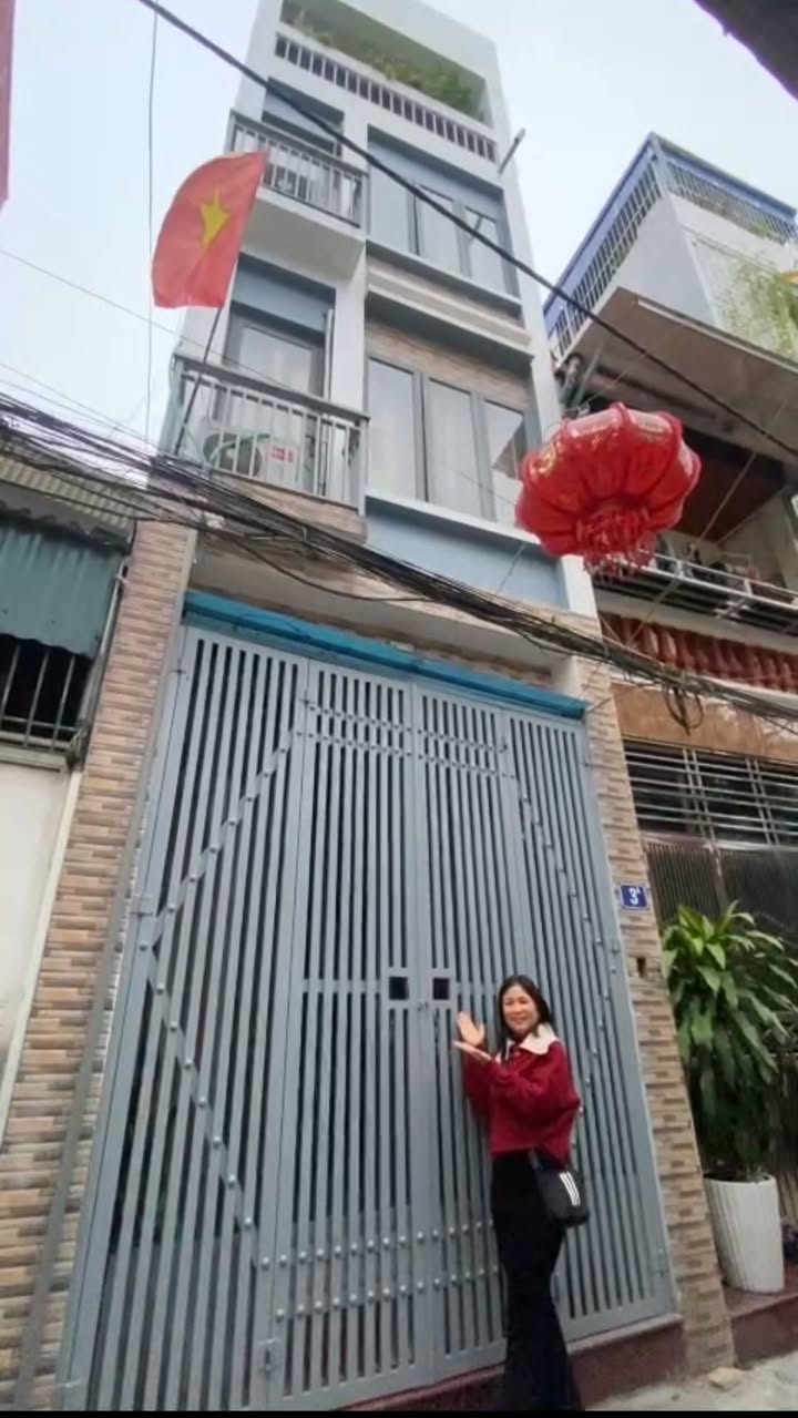 Nhà 4 tầng Bồ Đề, Long Biên 35m² giá 5.5 tỷ - Ô tô đỗ cửa, gần chợ và trường học!