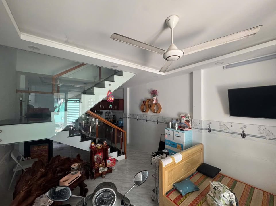 Nhà phố Dĩ An 50m² giá 2.38 tỷ - Hẻm xe hơi vào tận nhà!