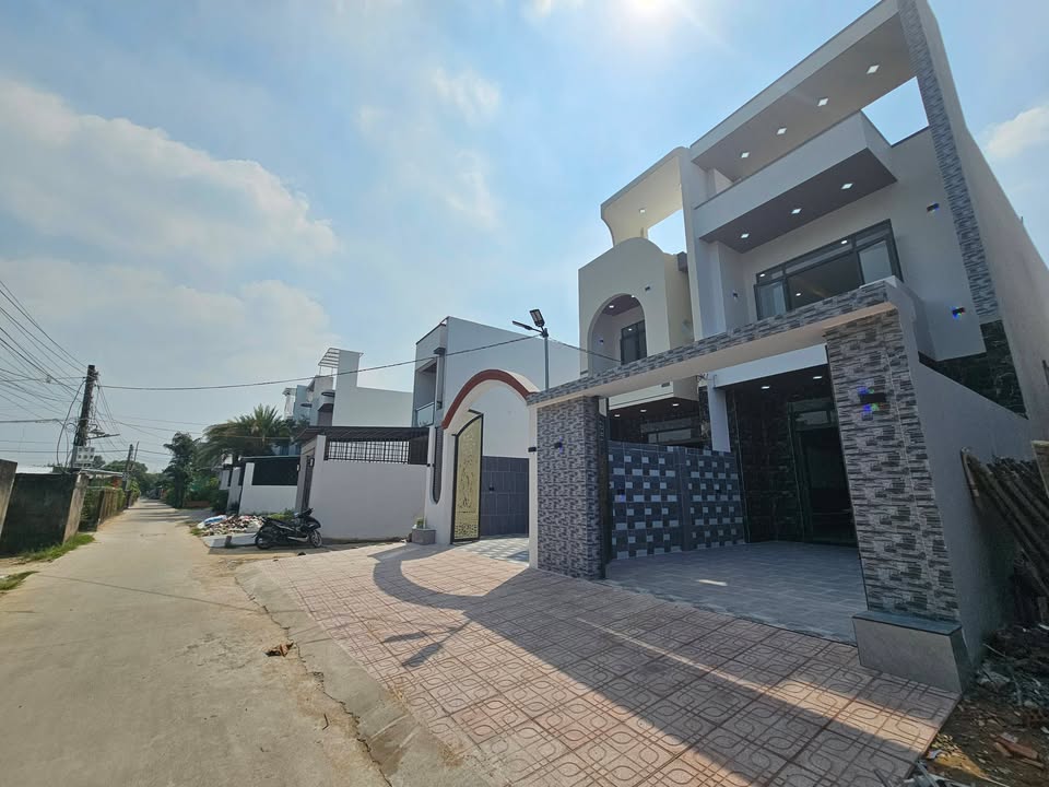 Nhà riêng Cần Đước 200m² giá 3.85 tỷ - Sổ hồng riêng, gần chợ và khu công nghiệp!