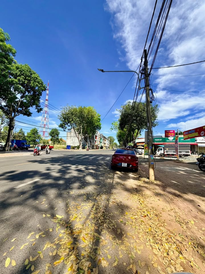 Nhà Tân Phú, Đồng Xoài 600m² giá 10 tỷ - Hướng Tây Nam, 2 mặt tiền