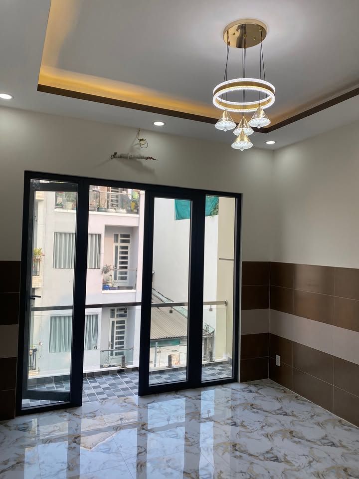 Nhà 4 tầng Lạc Long Quân 105m² giá 12.9 tỷ - Sẵn sàng vào ở ngay!