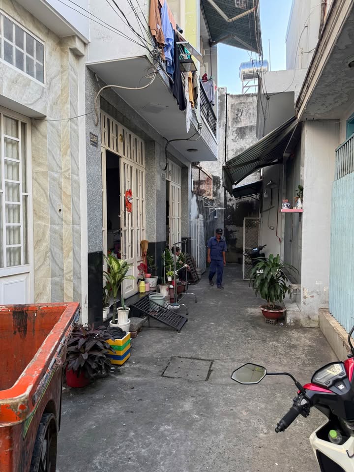 Nhà Phạm Thế Hiển, Quận 8 - 70m² giá 4.65 tỷ - Khuôn đất đẹp, dễ xây mới!