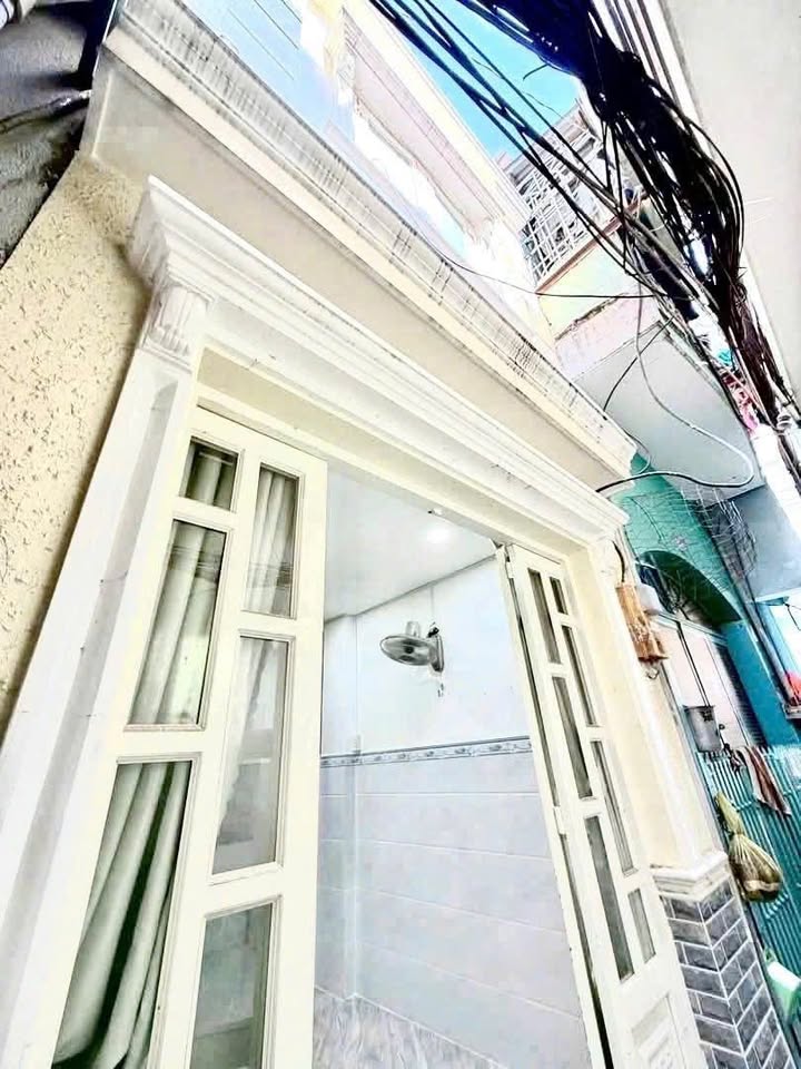 Nhà đẹp đường Nguyễn Tất Thành, quận 4, 17m² giá chỉ 2.35 tỷ - Sổ hồng chính chủ!