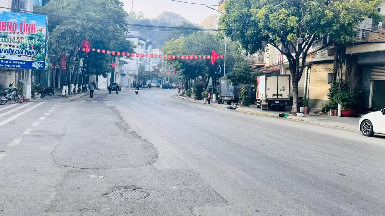 Nhà 2 tầng 1 tum mặt đường Điện Biên, Sơn La 68m² giá 2 tỷ - Đầu tư sinh lời ngay!