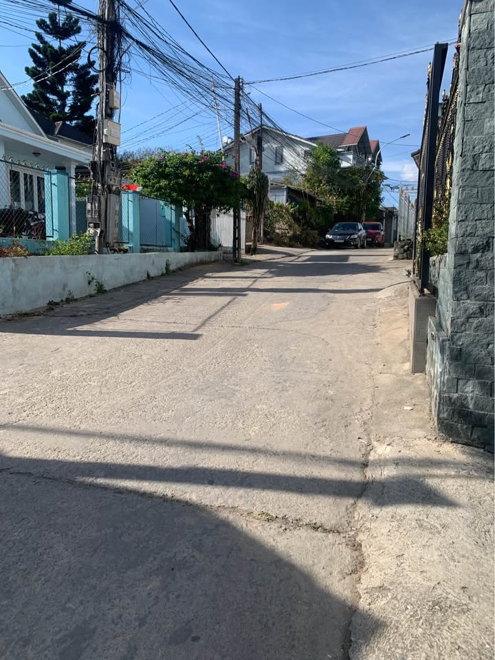 Nhà cấp 4 Đà Lạt 90m² giá 2.5 tỷ - Hai mặt tiền thoáng mát!