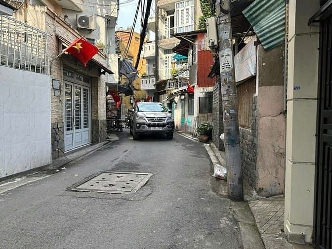 Nhà Phú Nhuận 117m² giá 6 tỷ - Hẻm xe tải thông thoáng, ở ngay!