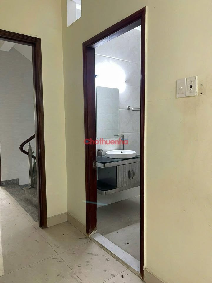 Nhà cho thuê Đường C18, Quận Tân Bình, 90m² giá 20 triệu - Địa điểm lý tưởng cho văn phòng và kinh doanh!