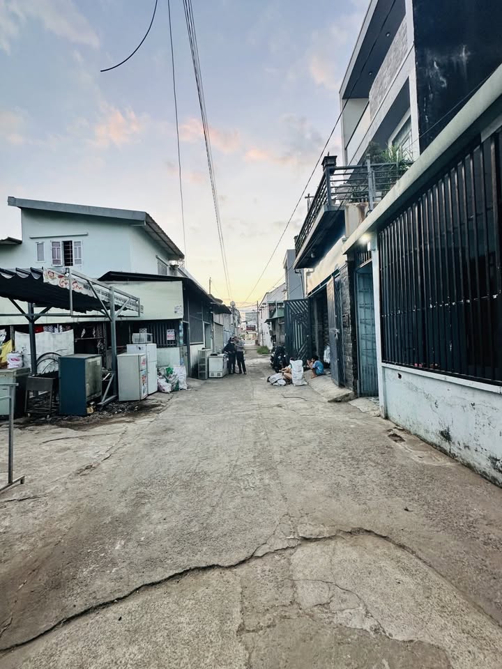 Nhà riêng Lã Xuân Oai, quận 9, 77m² giá 5.3 tỷ - Hẻm xe hơi, sổ riêng!