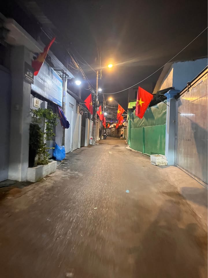 Nhà bán Linh Chiểu Thủ Đức 94m² giá 6.9 tỷ - Không gian sống lý tưởng với sân vườn mát mẻ!