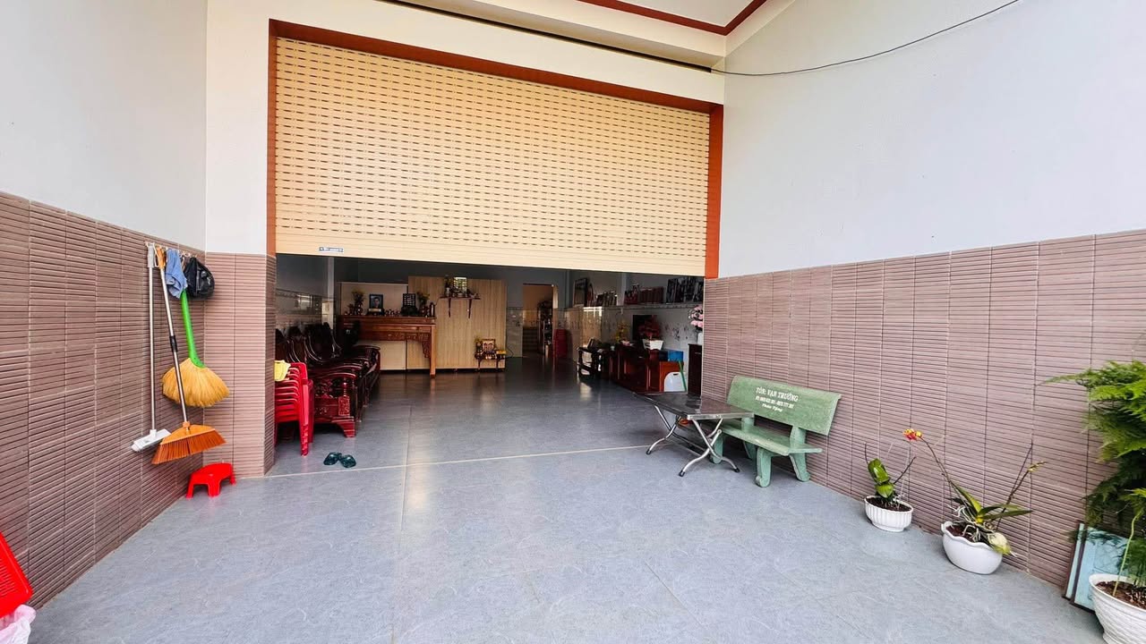 Nhà cấp 4 hẻm QL20, Bảo Lộc 239m² giá 3.5 tỷ - Gần tiện ích đầy đủ!