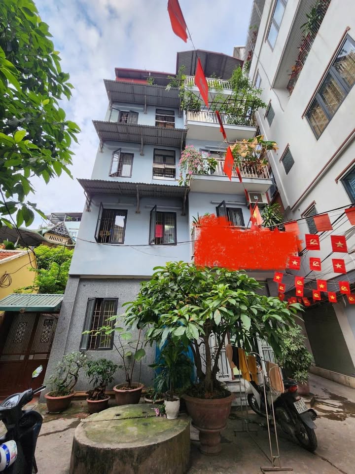 Nhà phố Lạc Long Quân 33m² giá 12.2 tỷ - Kinh doanh đắc địa, gần Hồ Tây!