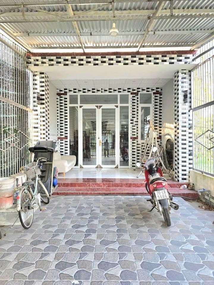 Nhà phố Hòa Thành Tây Ninh 155.1m² giá 1.5 tỷ - Bán gấp, mặt tiền đường nhựa!