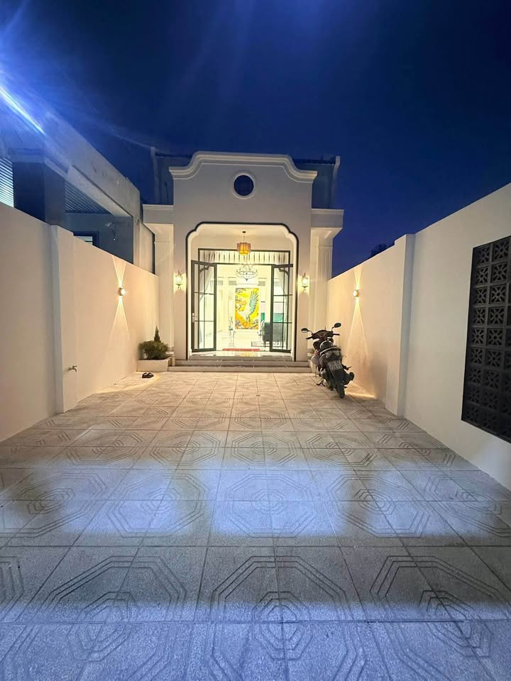 Nhà mới hoàn thiện Hẻm 42 Nguyễn Chí Thanh, Tây Ninh 127m² giá 1.99 tỷ - Kiến trúc sang trọng, hiện đại!