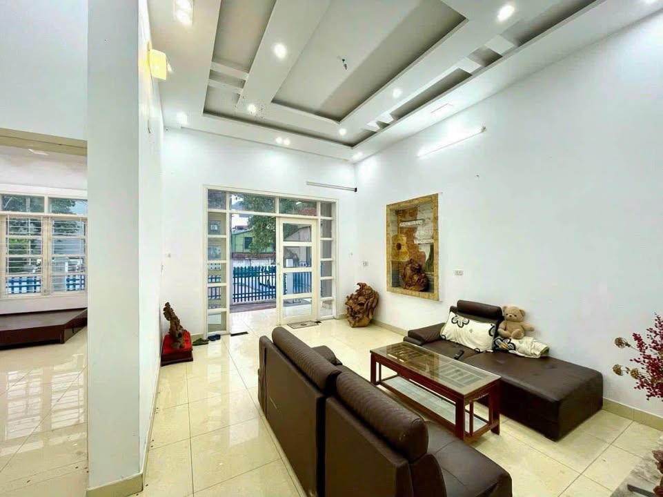 Biệt thự sân vườn Cẩm Bình 221,5m² giá 3 tỷ - Nhà rộng rãi, gần chợ và trường học!