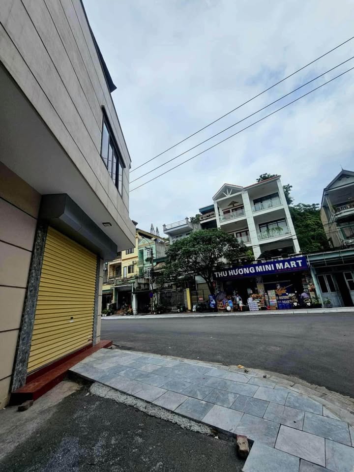 Nhà 3 tầng góc 2 mặt đường Yết Kiêu Hạ Long 51m² giá 4 tỷ - Kinh doanh thuận lợi!