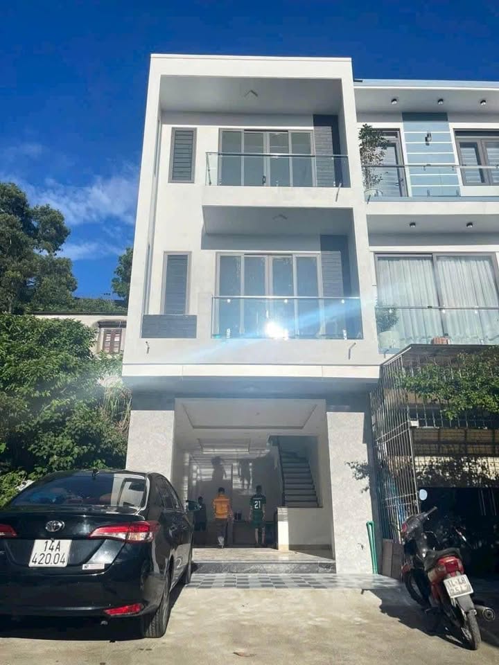 Bán nhà 3 tầng phường Hà Lầm, Hạ Long 67m² giá 2.6 tỷ - Ô tô đỗ cửa, thuận tiện đi lại!