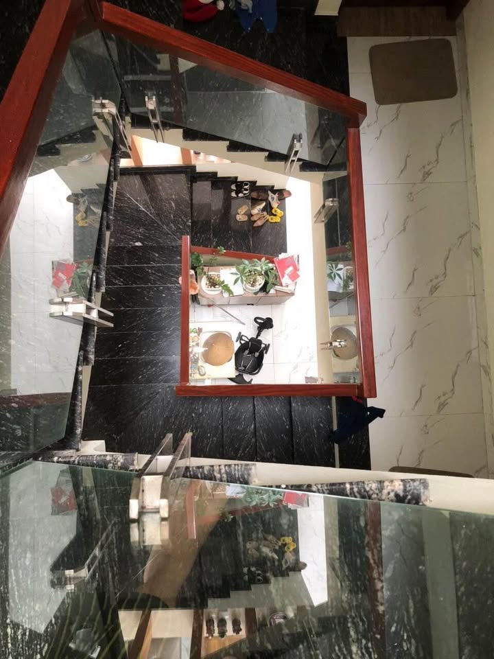 Nhà 3,5 tầng ngõ 11 Nguyễn Văn Cừ Hạ Long 57.2m² giá 4.4 tỷ - Hướng Nam, ô tô tận nơi!