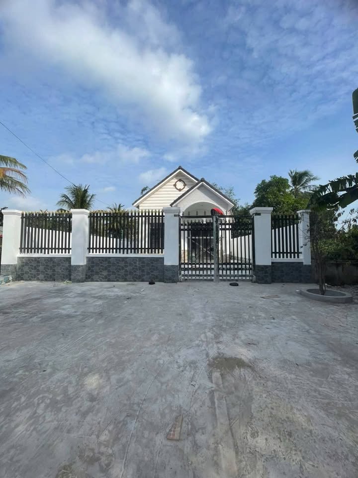 Biệt thự sân vườn P8 TP Sóc Trăng 260m² giá 2.1 tỷ - Không thể bỏ lỡ!