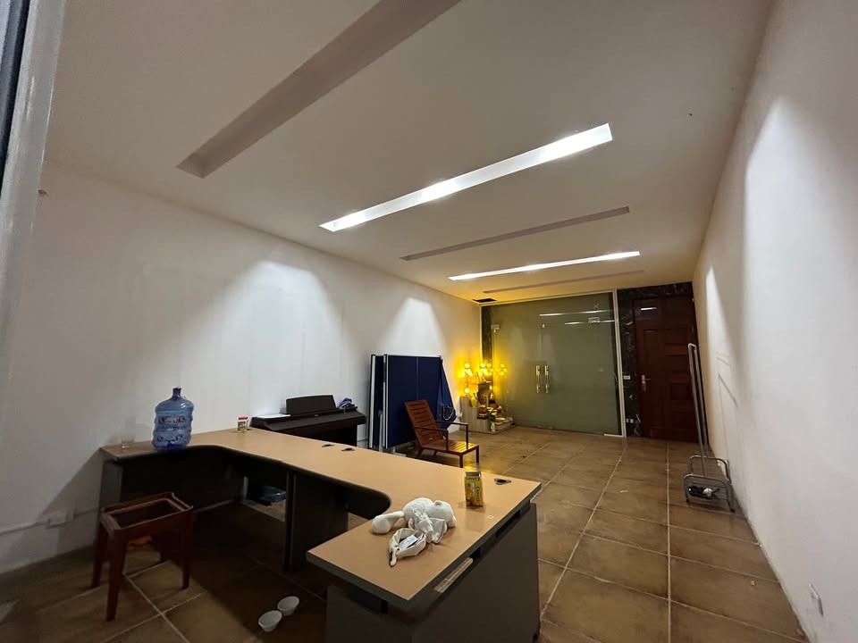 Nhà cho thuê 4 tầng đường Lê Nin Vinh 100m² giá 16 triệu - Phù hợp làm văn phòng!