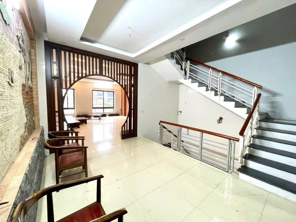 Cho thuê nhà 4 tầng mặt đường Lê Nin Vinh 100m² - Phù hợp làm trung tâm đào tạo, spa