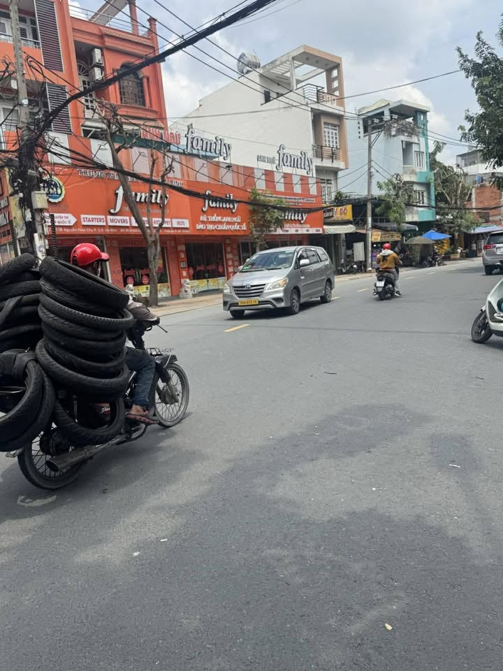 Căn hộ dịch vụ mặt tiền Tống Văn Hên, quận Tân Bình, 215m² giá 26.8 tỷ - Đầu tư sinh lời cao!