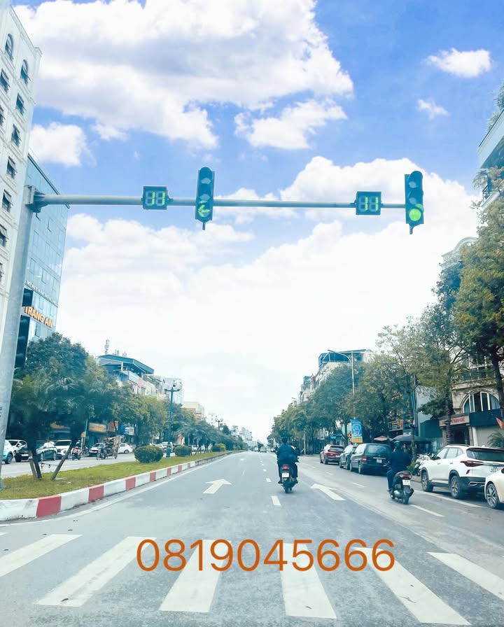 Nhà mặt phố Ái Mộ, Long Biên 32m² giá 4.6 tỷ - Ô tô đỗ cửa tiện lợi!