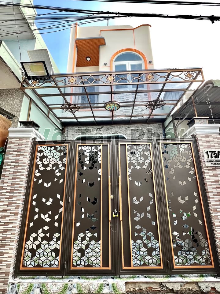 Nhà 2 tầng hẻm Hoàng Quốc Việt 62m² giá 3.29 tỷ - Full nội thất sang trọng!