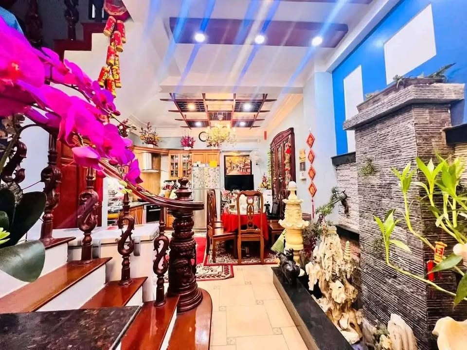 Nhà phố Võ Chí Công, Cầu Giấy 40m² giá 11.7 tỷ - Sổ đỏ chính chủ, thoáng mát!