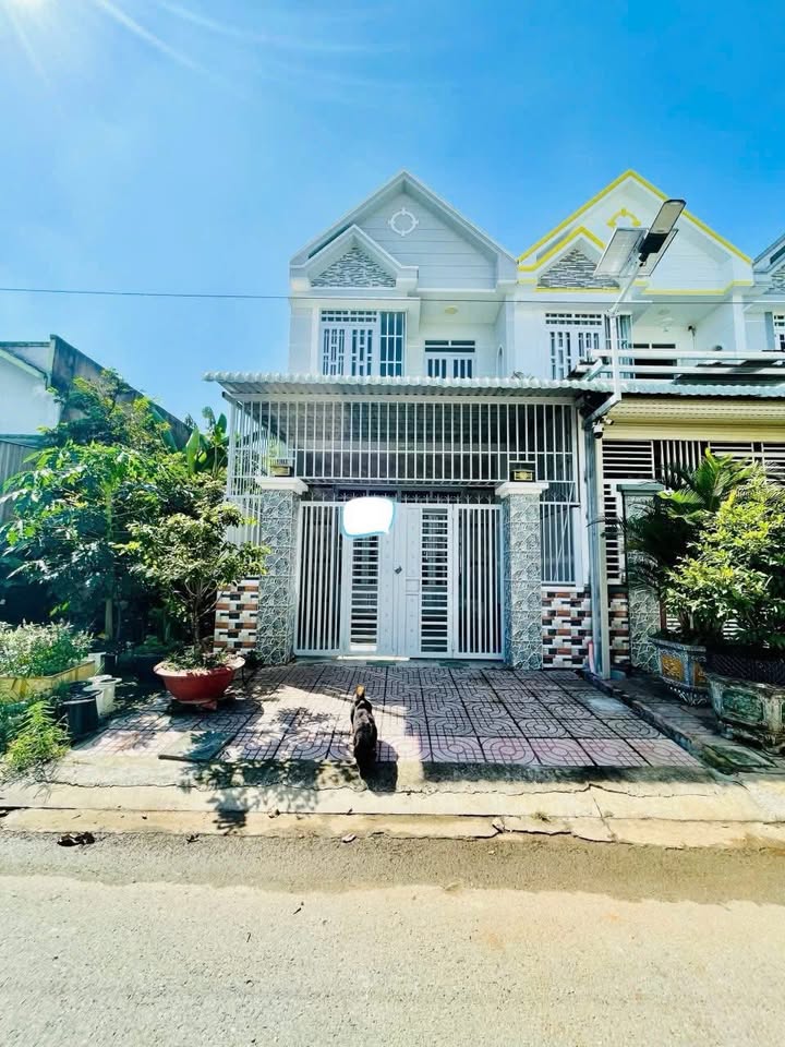 Nhà phố Khu Đô Thị 5 sao Cần Giuộc 100m² giá 3.3 tỷ - Sổ riêng, hoàn công!